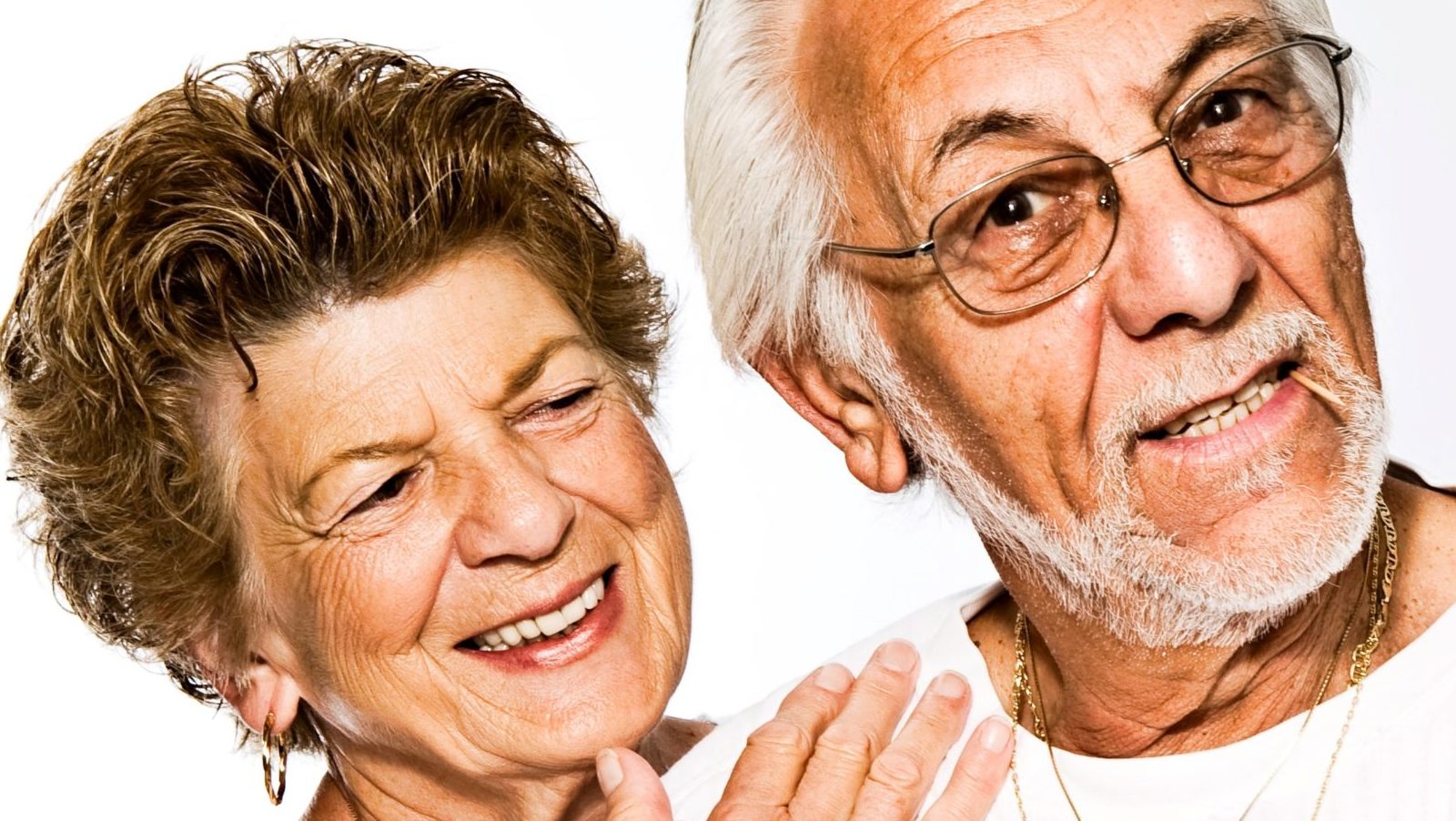 Una pareja de personas mayores en actitud jovial